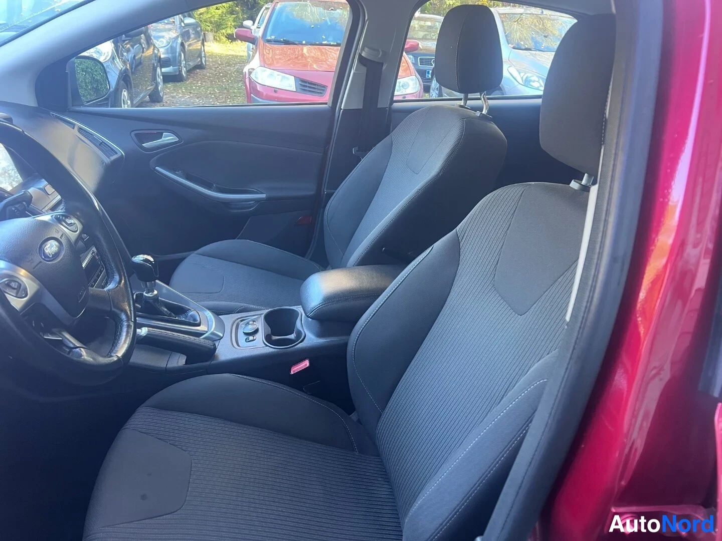 Red Ford Focus 2012, front seats, photo 6