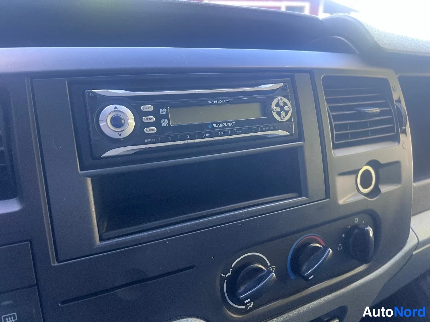 Blue Ford Transit 2007, detail, photo 10