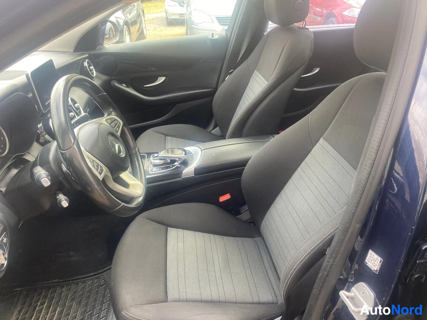 Blue Mercedes-Benz C 200 BlueTEC 2015, front seats, photo 5