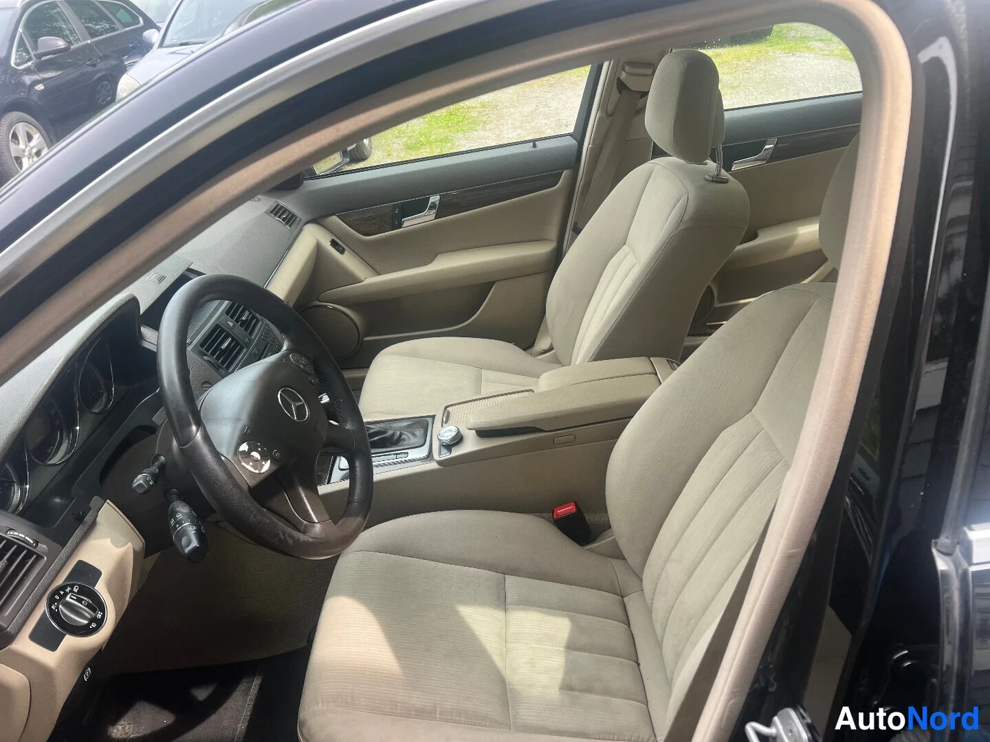 Black Mercedes-Benz C 200 CDI 2010, front seats, photo 7