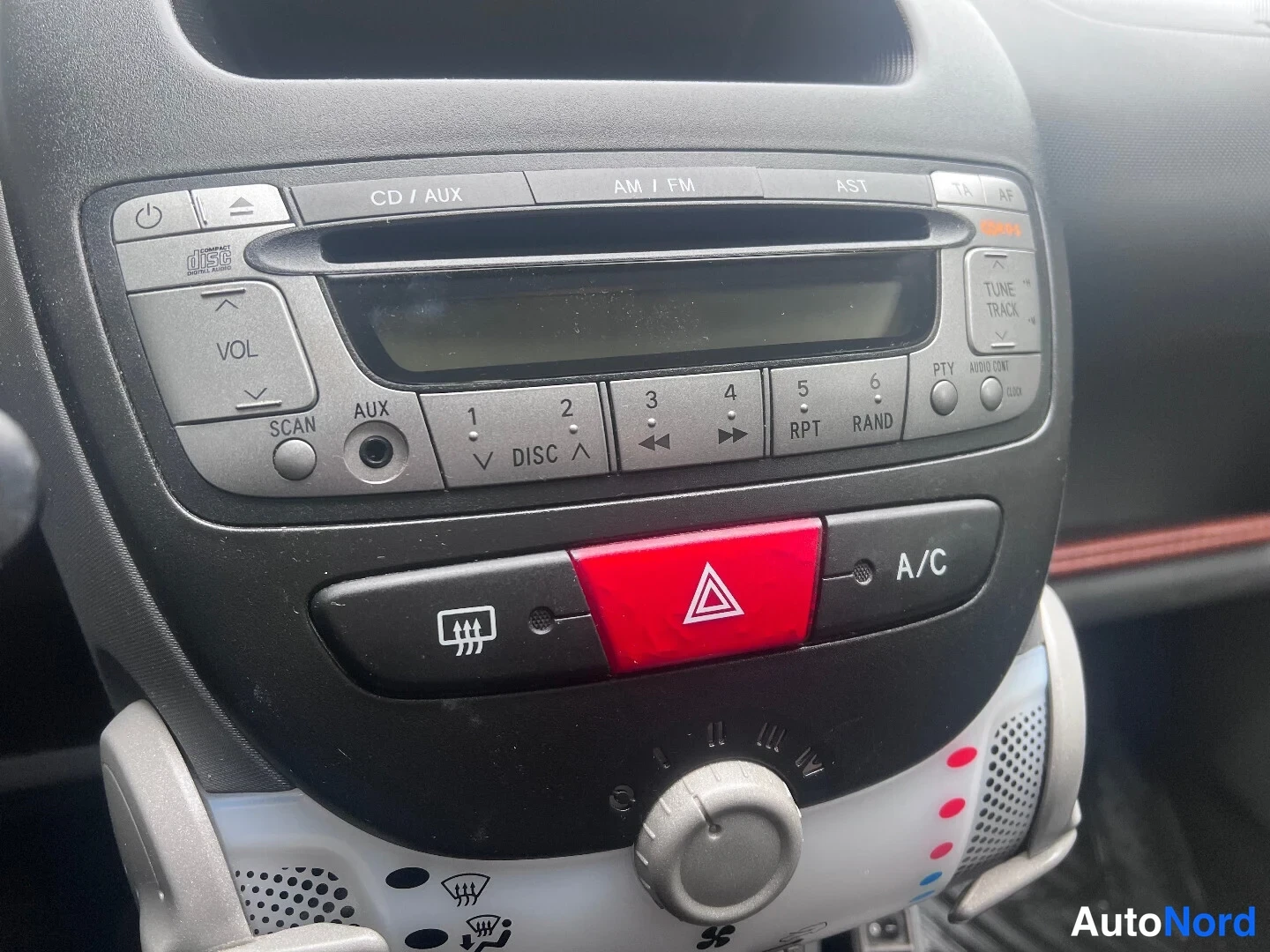 Grey Peugeot 107 2011, detail, photo 10