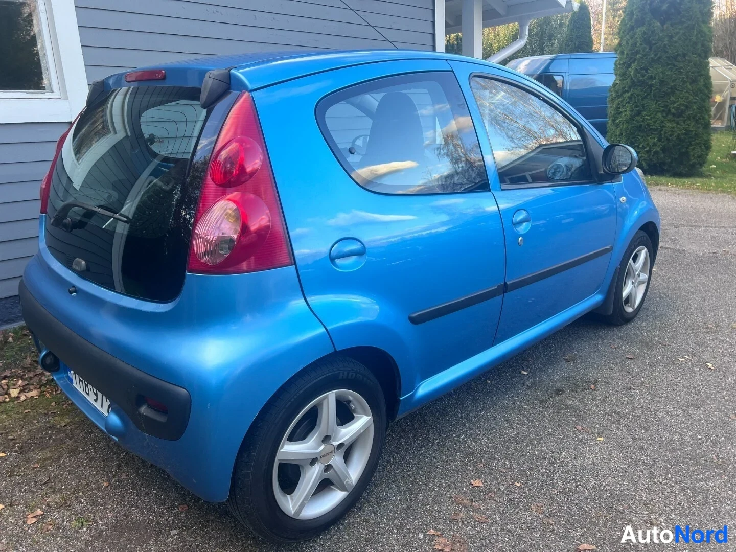 Blue Peugeot 107 2008, rear three-quarter, photo 3