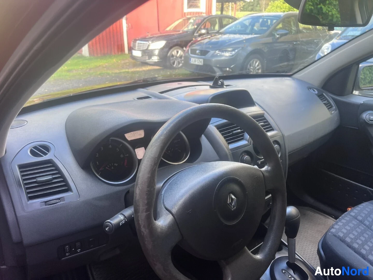 Red Renault Megane 2006, cockpit, photo 6