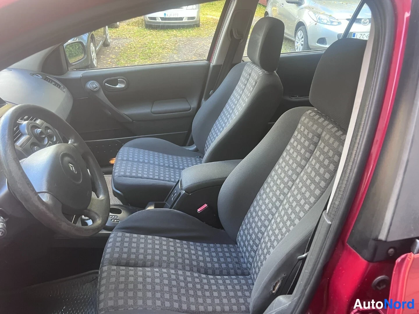 Red Renault Megane 2006, front seats, photo 8