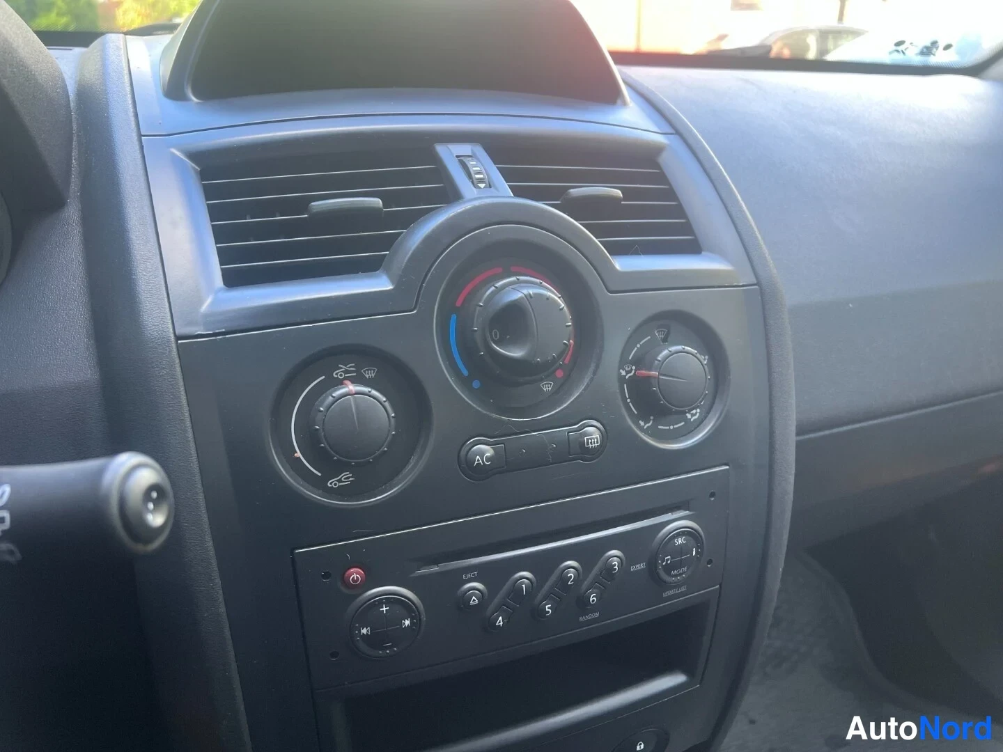 Red Renault Megane 2006, detail, photo 13