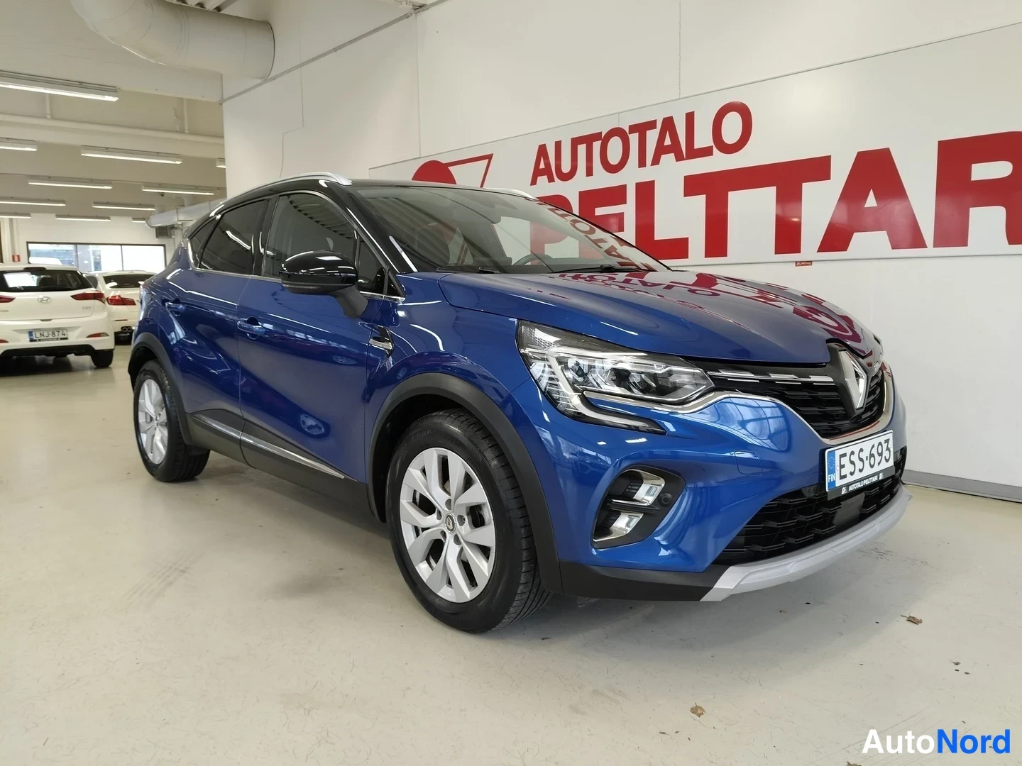 Sininen Renault Captur 2021, etuviisto, keula oikealle, kuva 2
