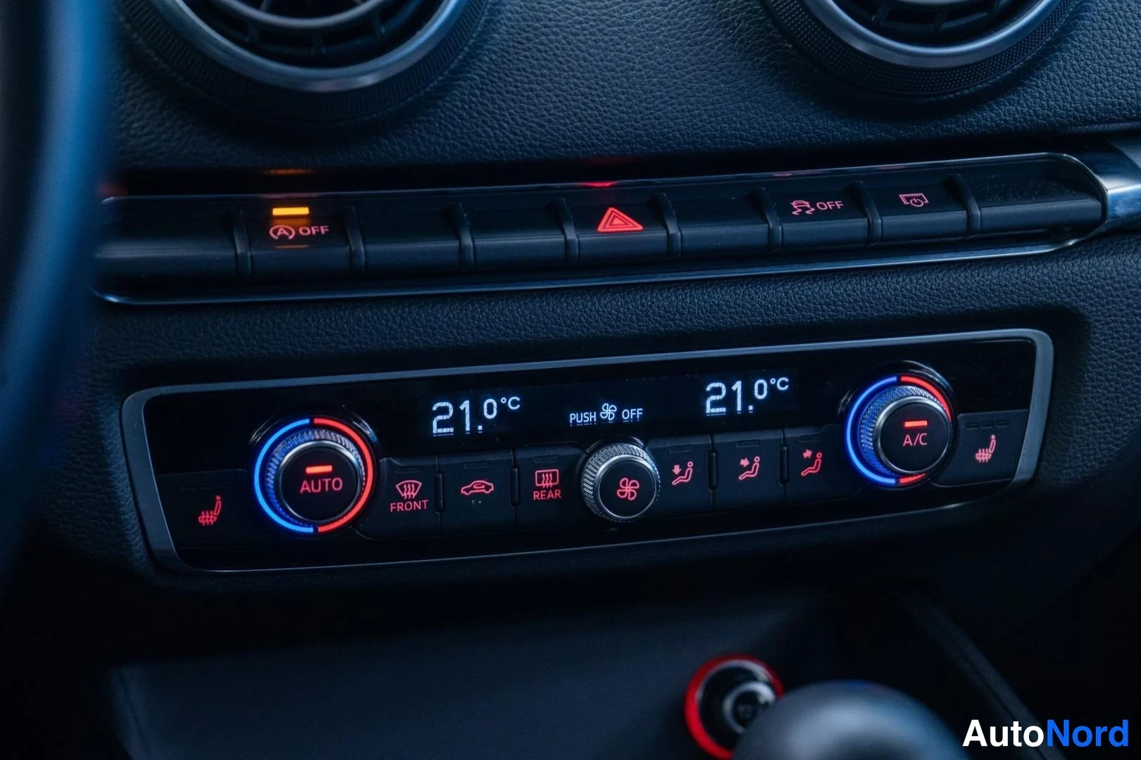 Red Audi A3 2013, detail, photo 14