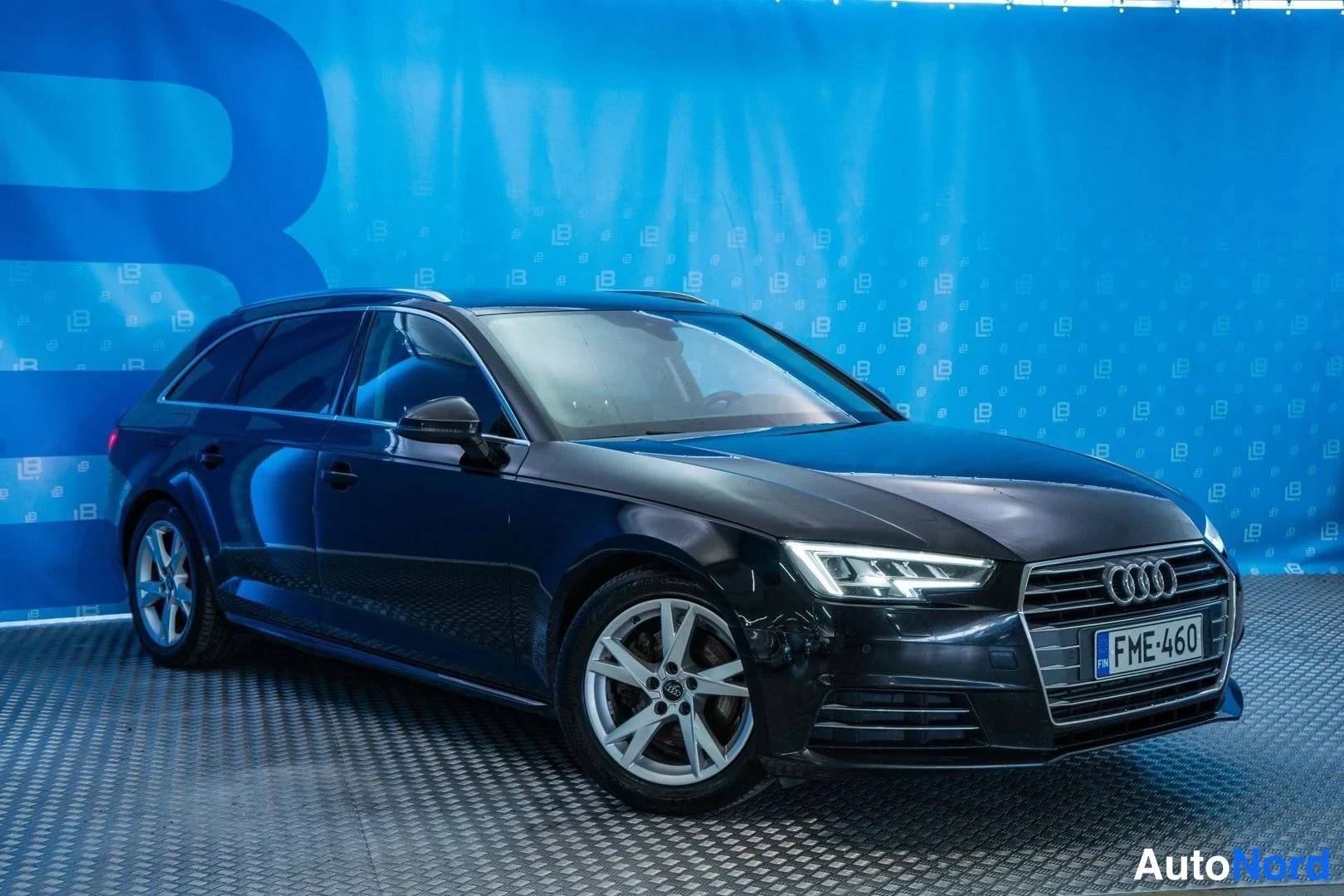 Black Audi A4 2016, front three-quarter, nose to the right, photo 2
