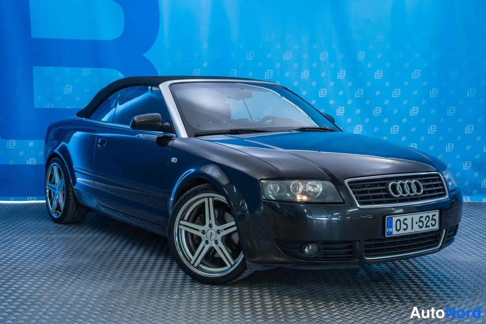 Black Audi A4 2003, front three-quarter, nose to the right, photo 3