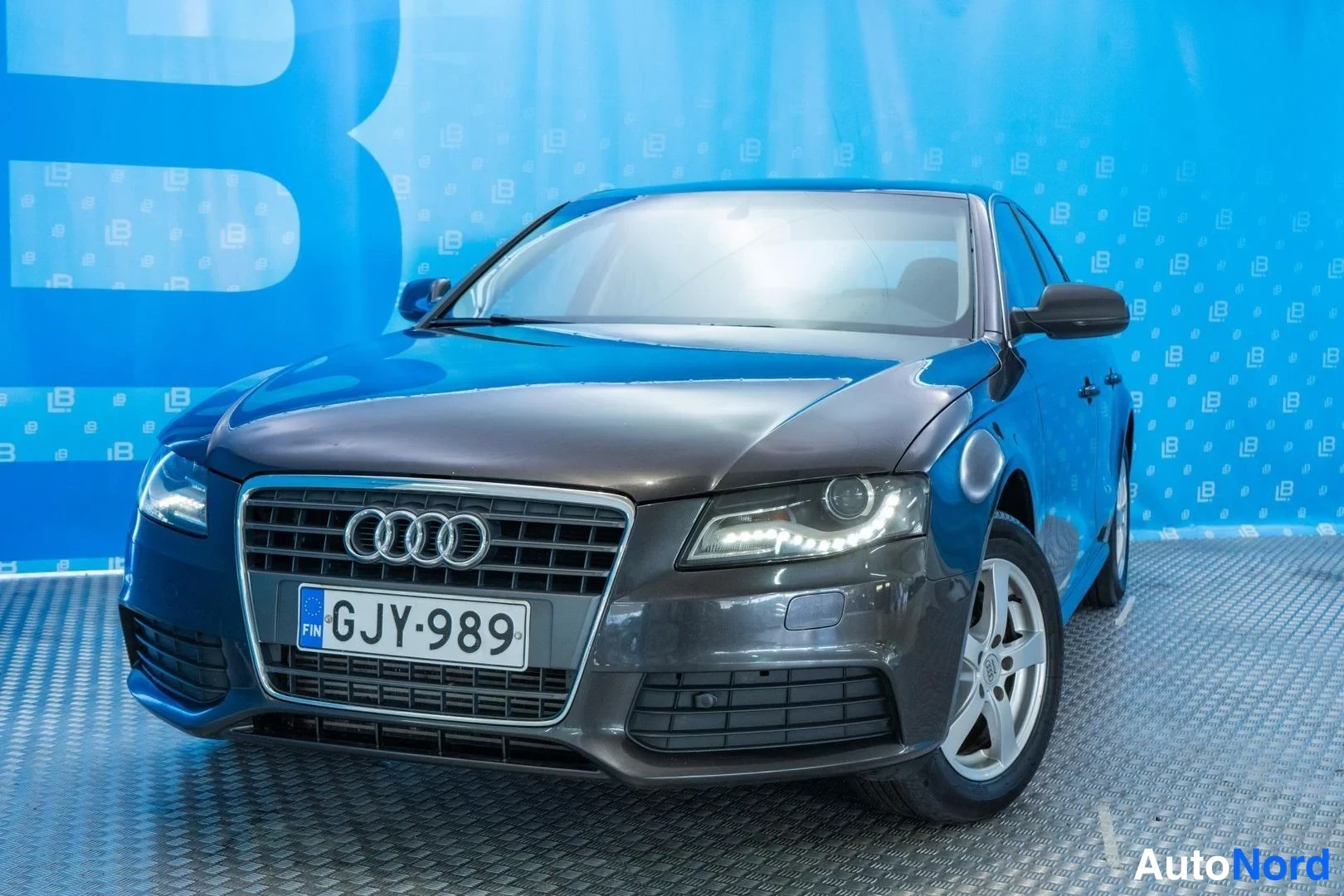 Grey Audi A4 2011, front three-quarter, nose to the left, photo 2
