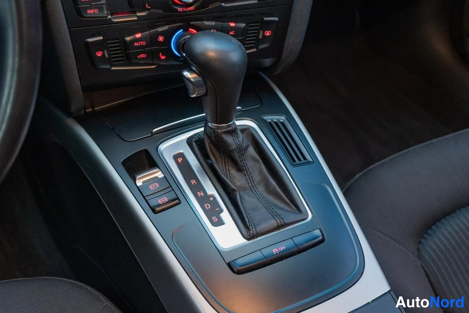 Grey Audi A4 2011, detail, photo 13