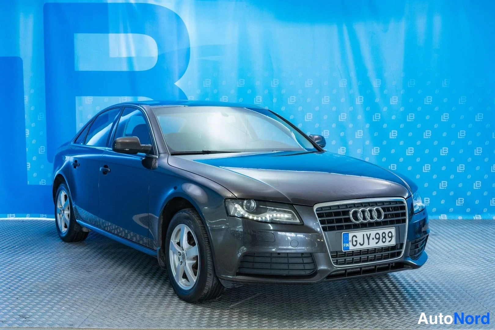 Grey Audi A4 2011, front three-quarter, nose to the right, photo 3