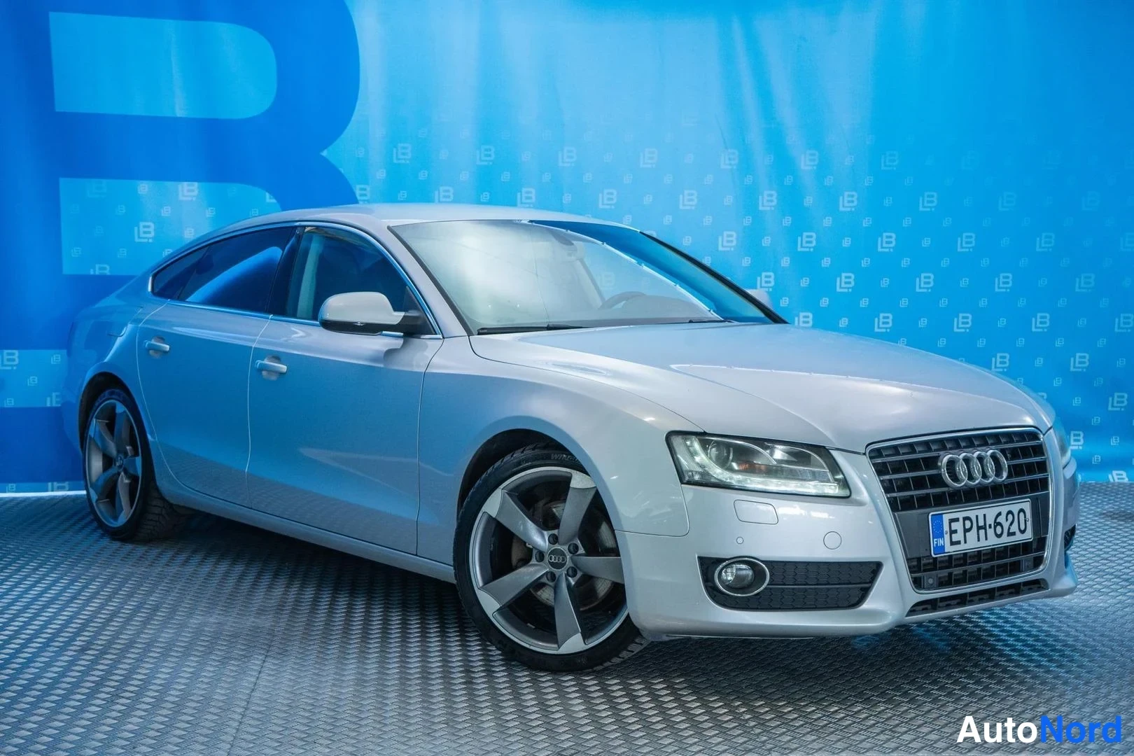 Silver Audi A5 2011, front three-quarter, nose to the right, photo 2