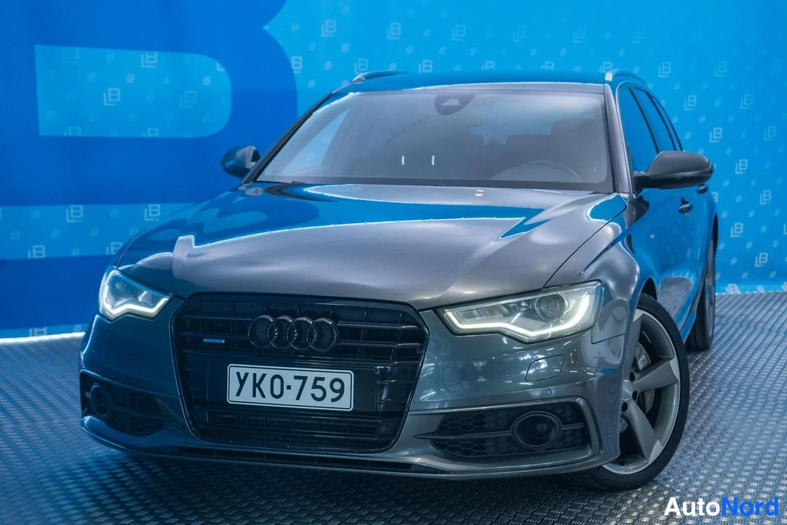 Grey Audi A6 2013, front three-quarter, nose to the left, photo 2