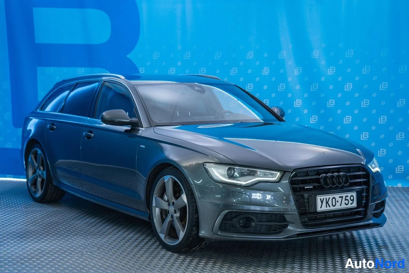 Grey Audi A6 2013, front three-quarter, nose to the right, photo 3