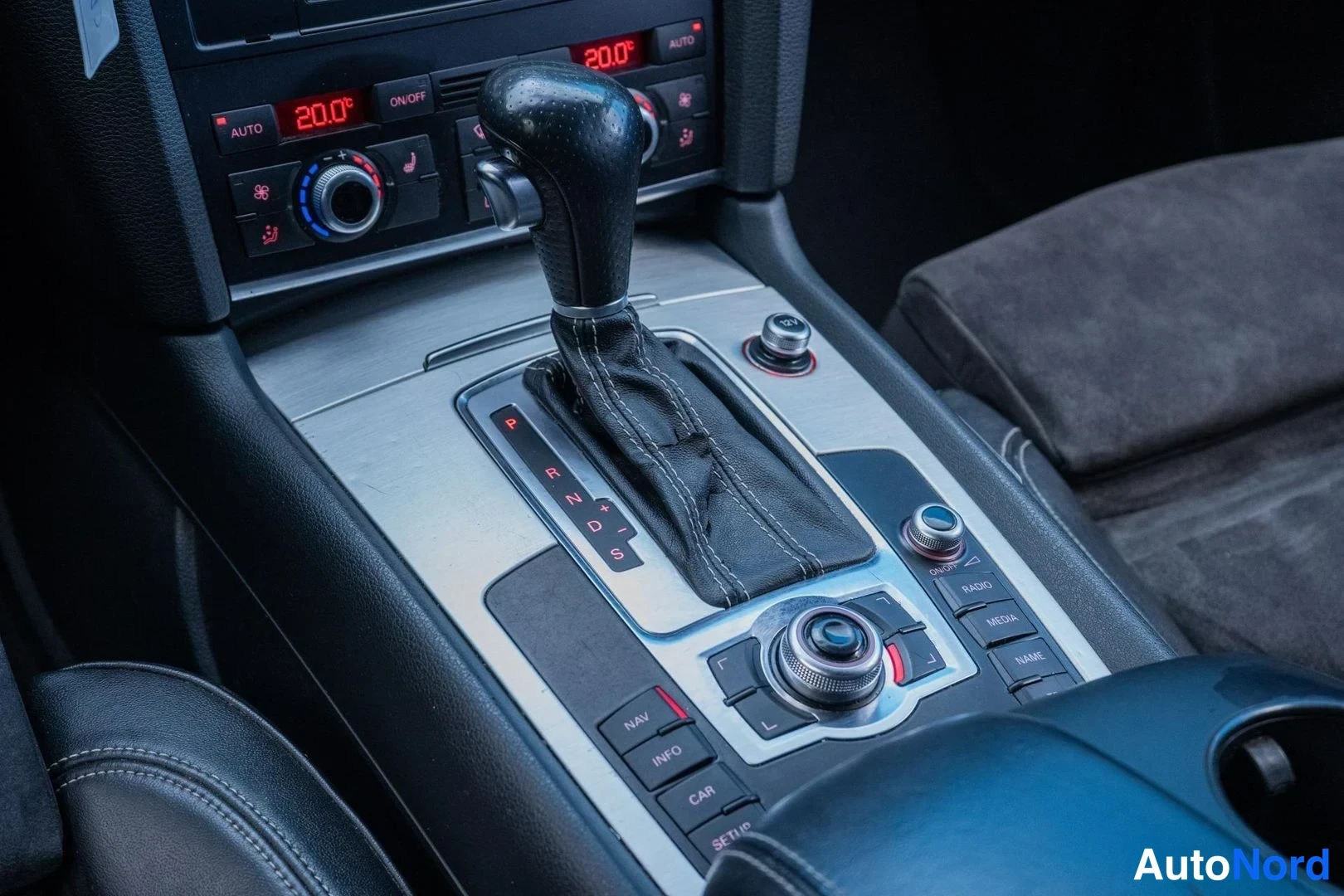 Black Audi Q7 2011, detail, photo 14