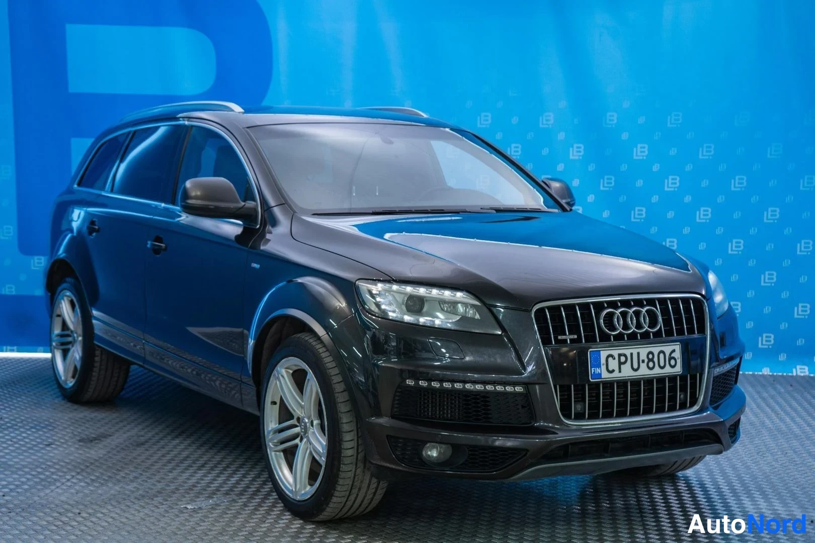 Black Audi Q7 2011, front three-quarter, nose to the right, photo 3