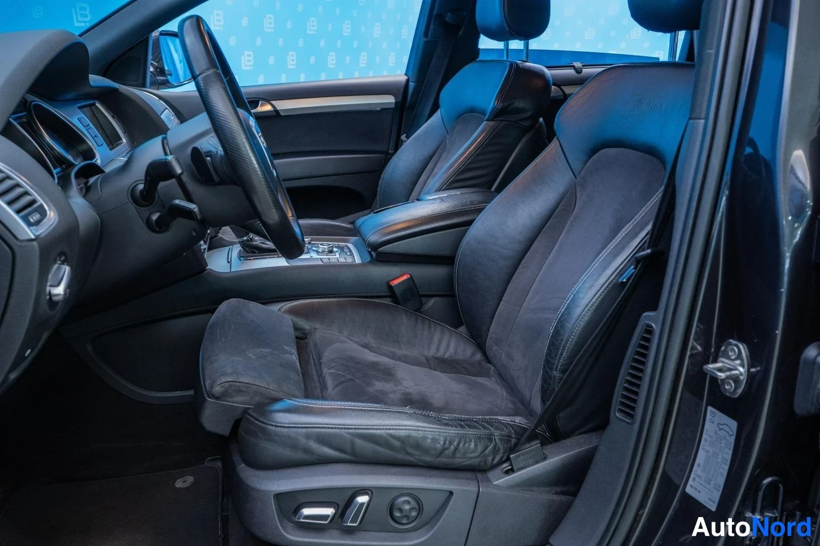 Black Audi Q7 2011, front seats, photo 10