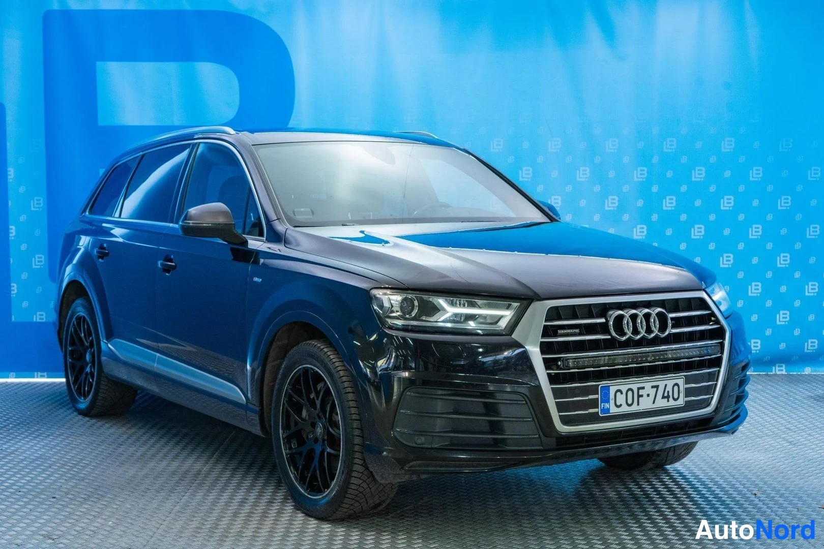 Black Audi Q7 2016, front three-quarter, nose to the right, photo 3