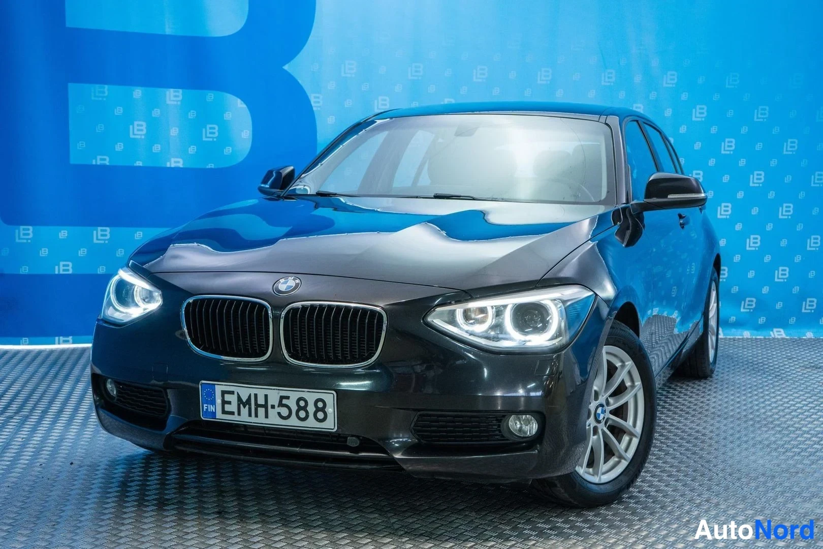 Black BMW 116i 2013, front three-quarter, nose to the left, photo 2
