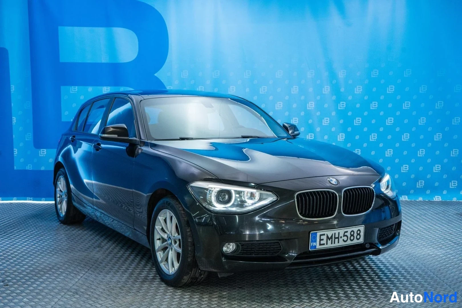 Black BMW 116i 2013, front three-quarter, nose to the right, photo 3