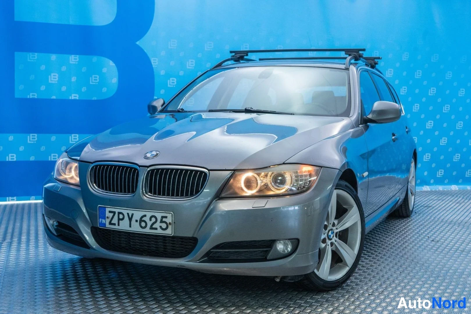 Grey BMW 325d 2009, front, photo 3
