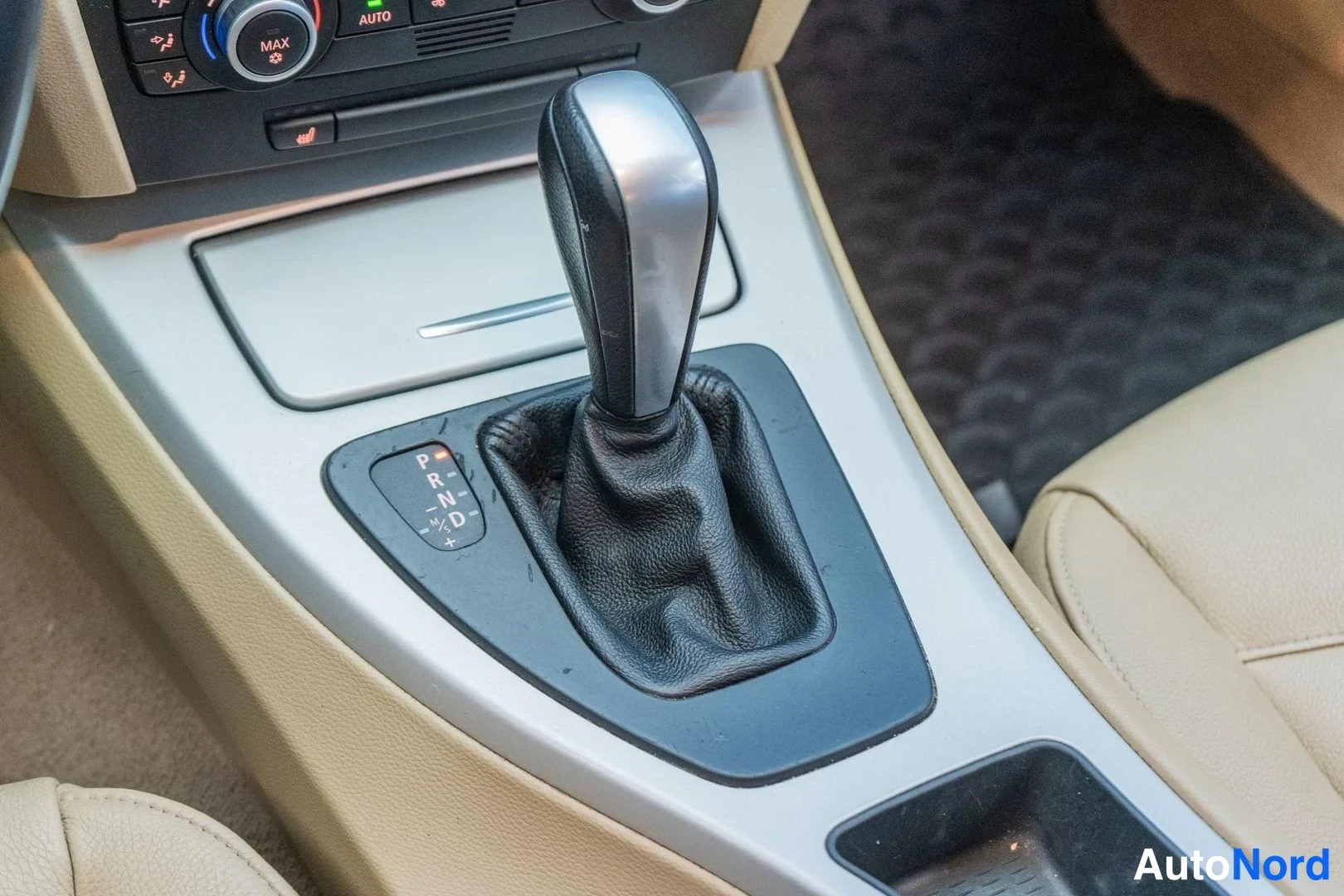 Grey BMW 325d 2009, detail, photo 14