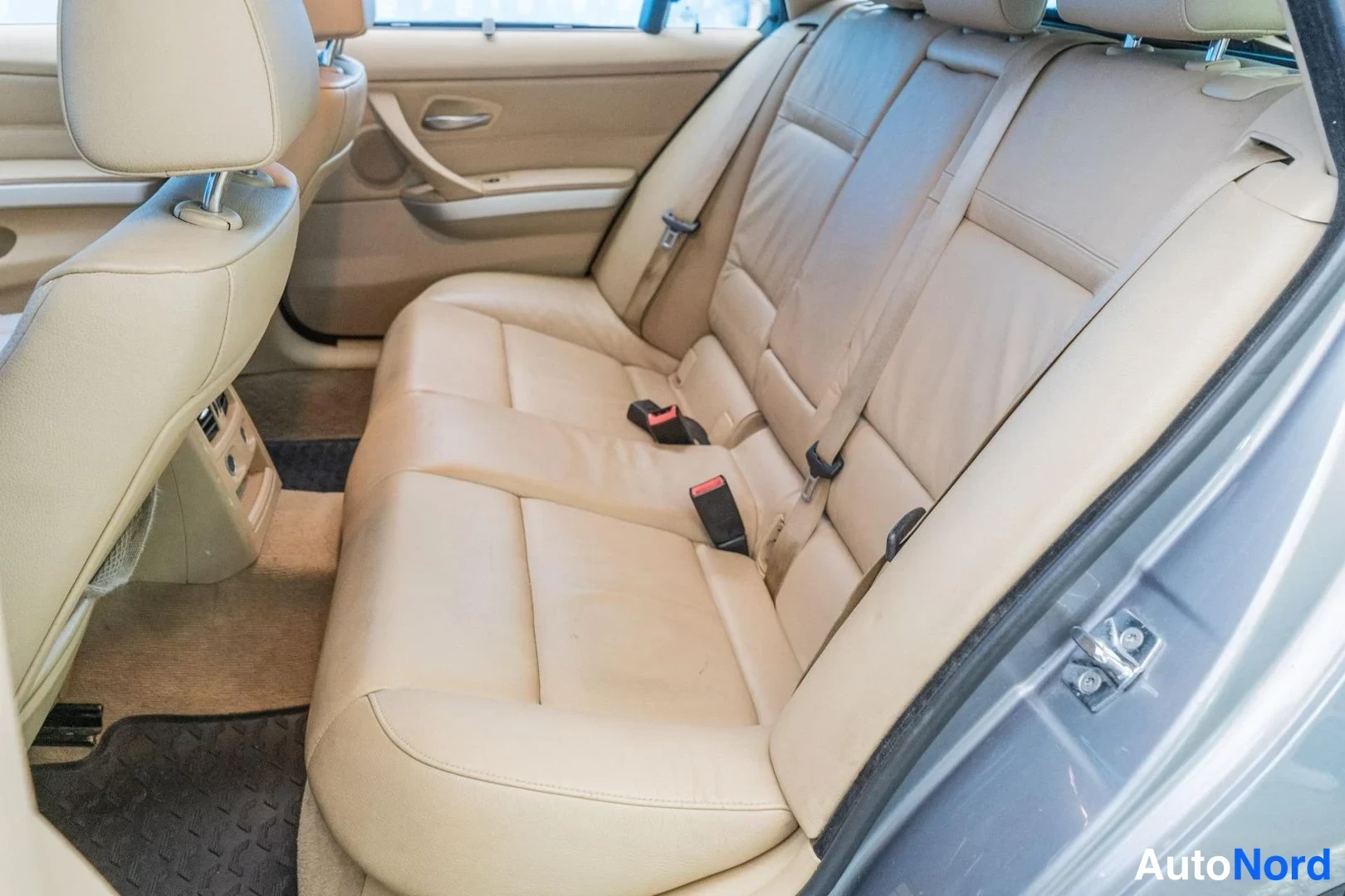 Grey BMW 325d 2009, rear seats, photo 10