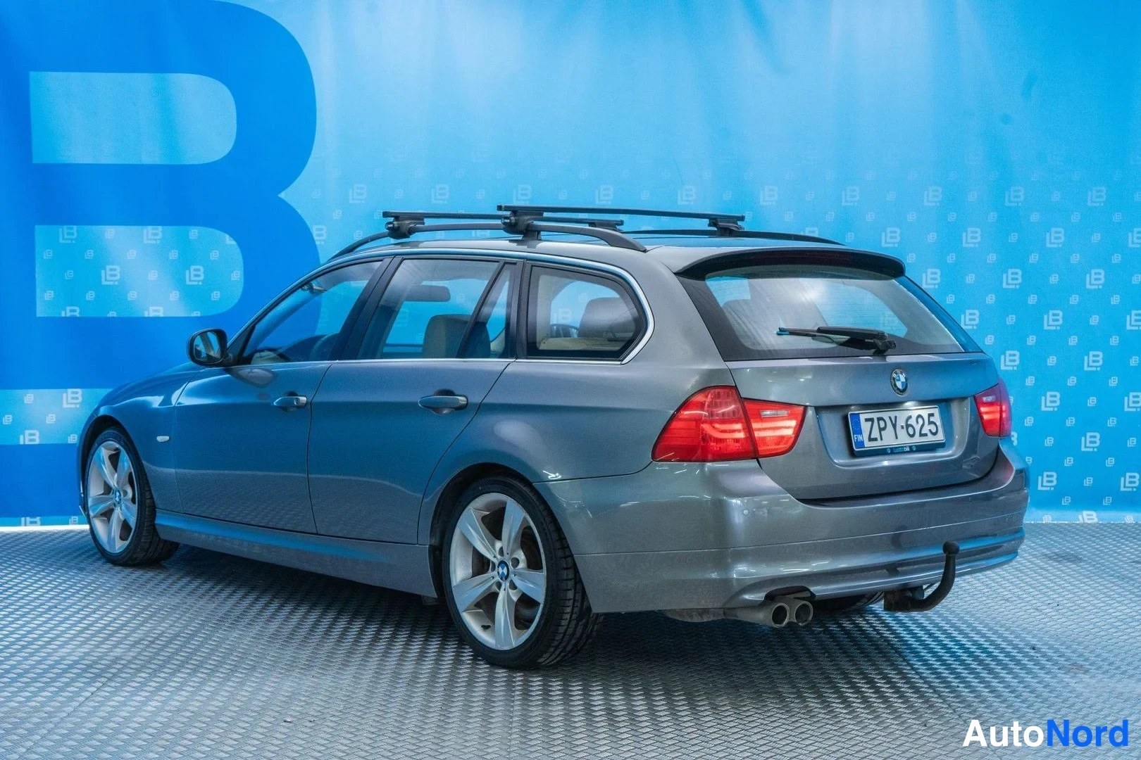 Grey BMW 325d 2009, rear three-quarter, photo 6