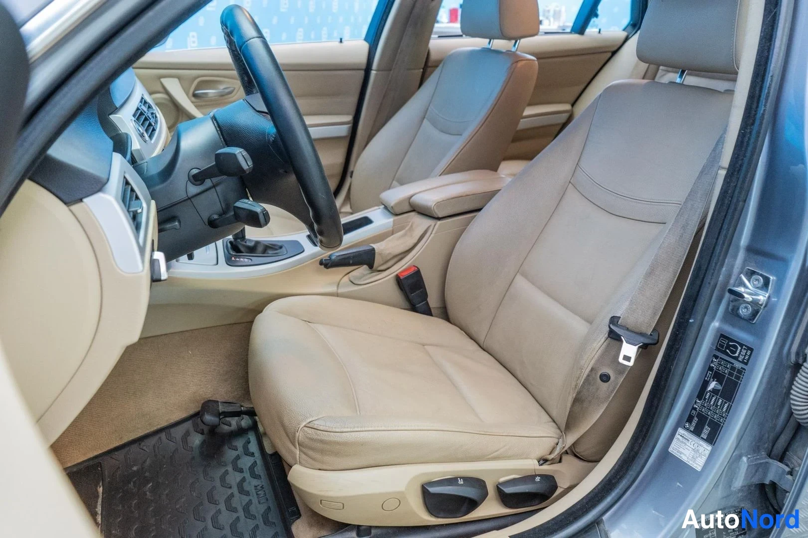Grey BMW 325d 2009, front seats, photo 9