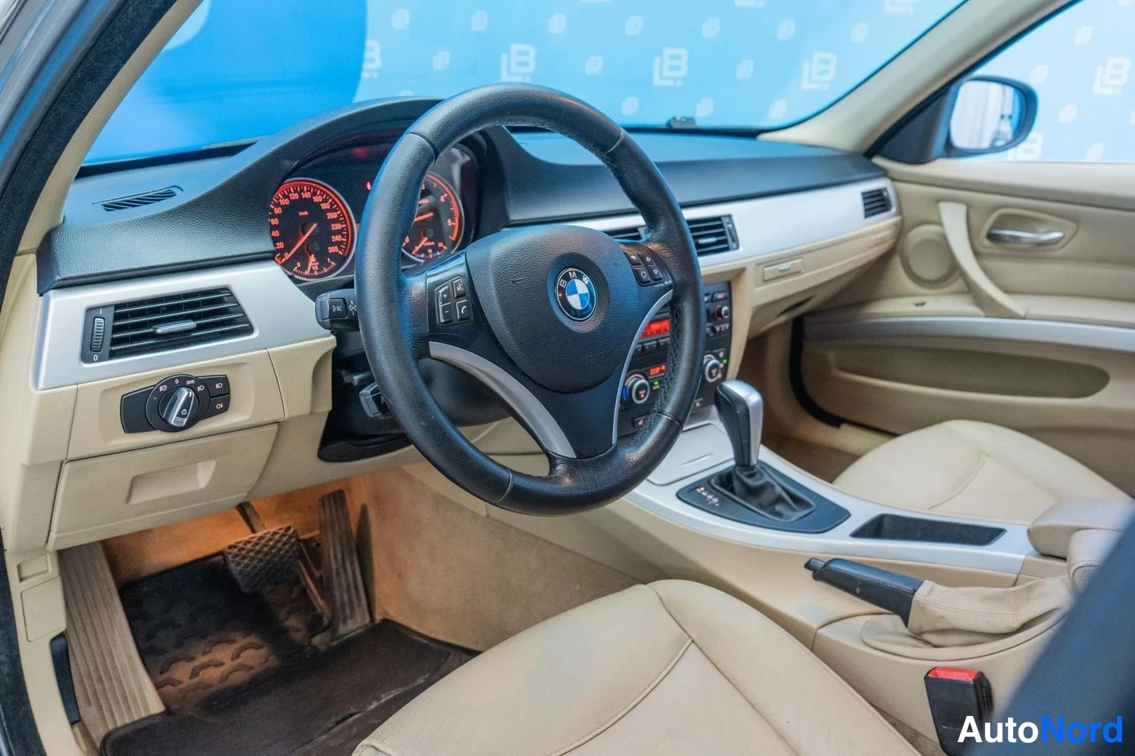 Grey BMW 325d 2009, cockpit, photo 7