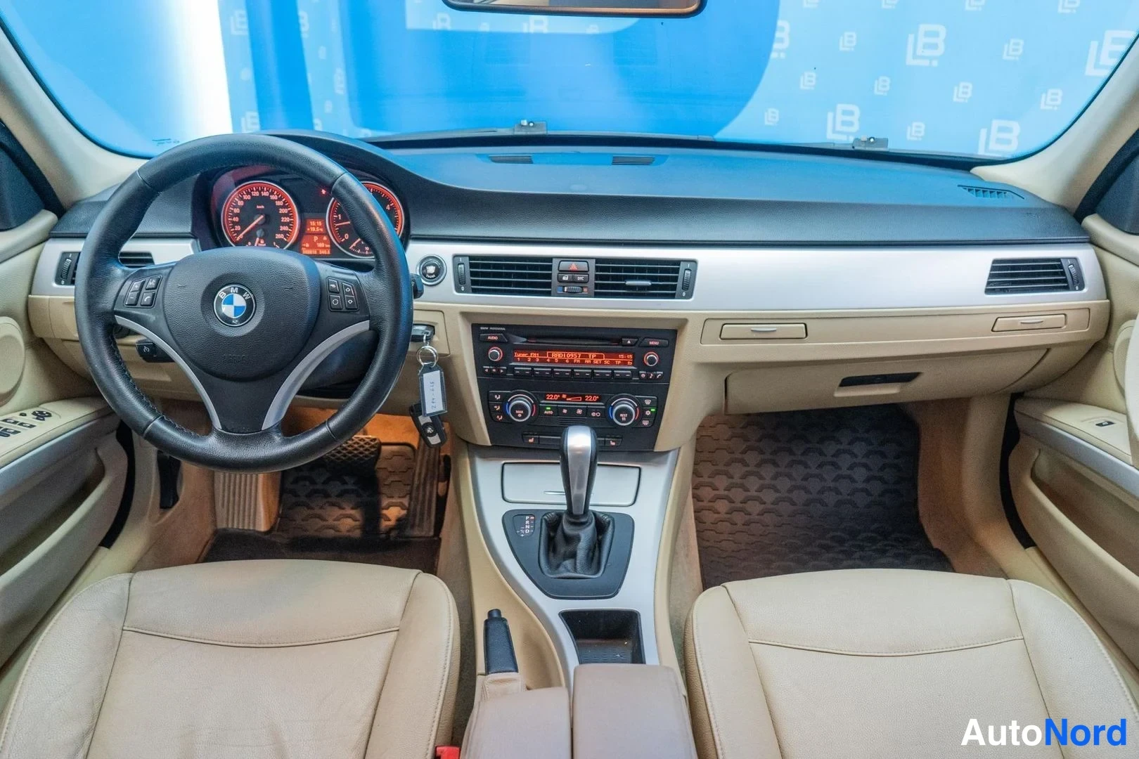 Grey BMW 325d 2009, cockpit, photo 8