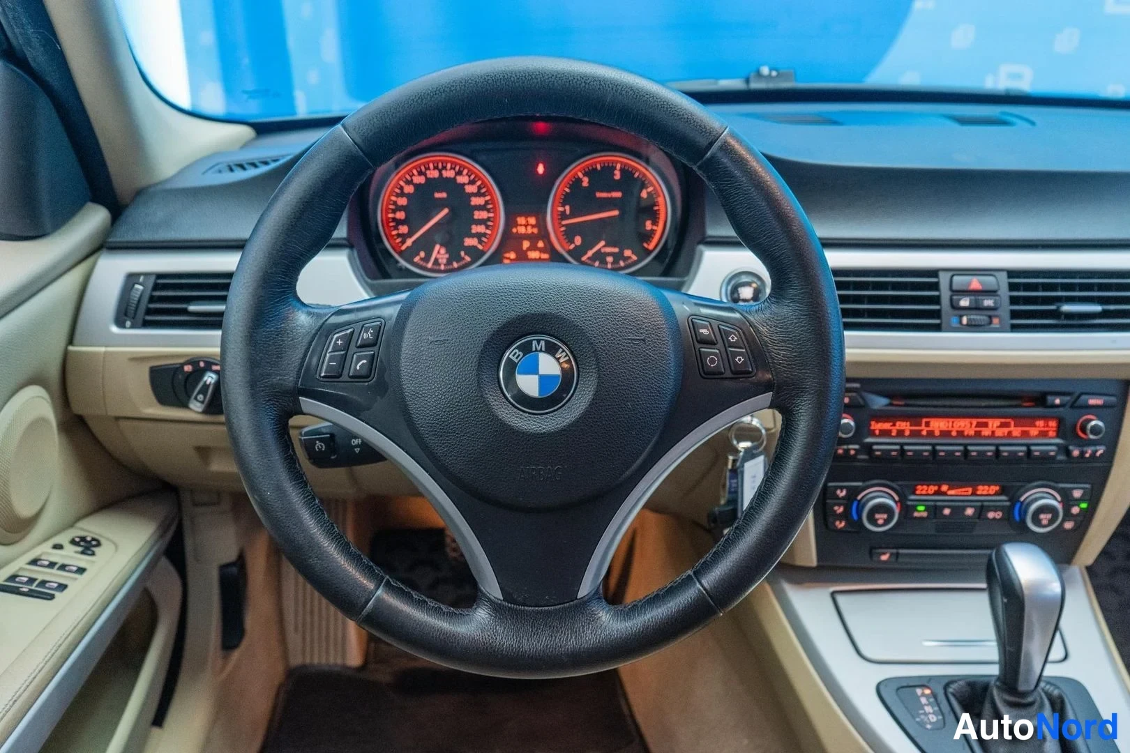 Grey BMW 325d 2009, detail, photo 11