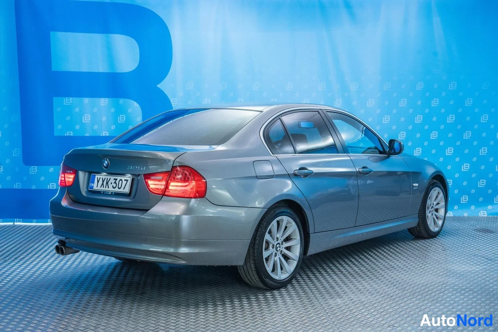 Grey BMW 325i xDrive 2009, rear three-quarter, photo 4