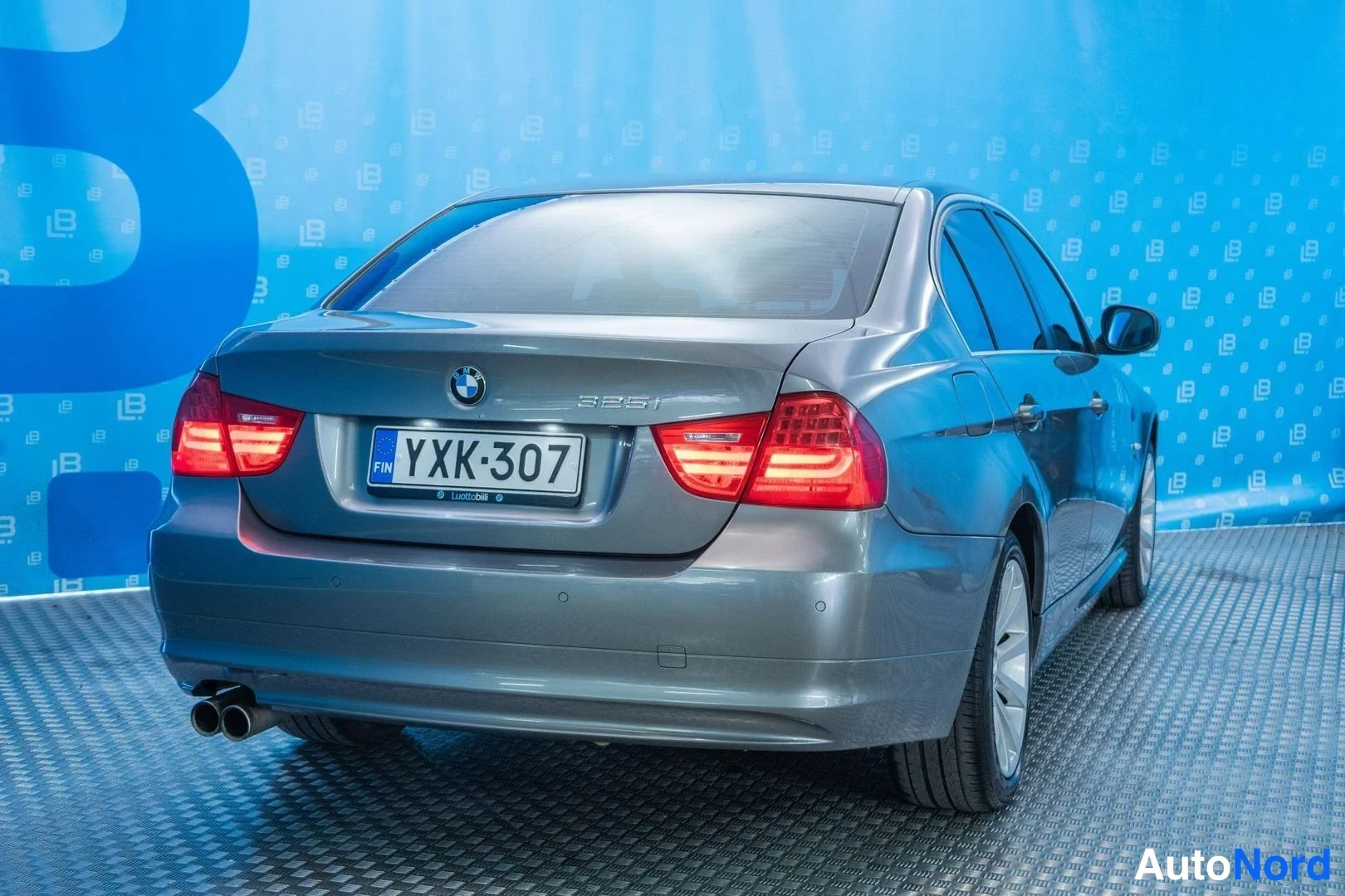 Grey BMW 325i xDrive 2009, rear, photo 6