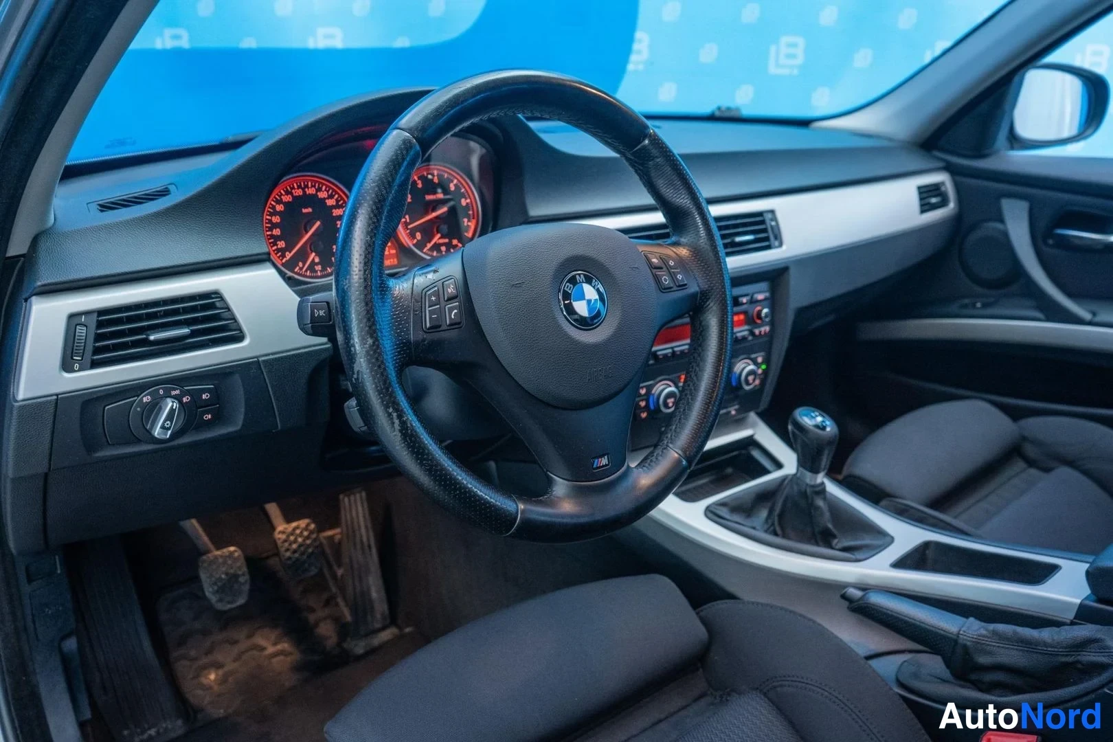 Grey BMW 325i xDrive 2009, cockpit, photo 9