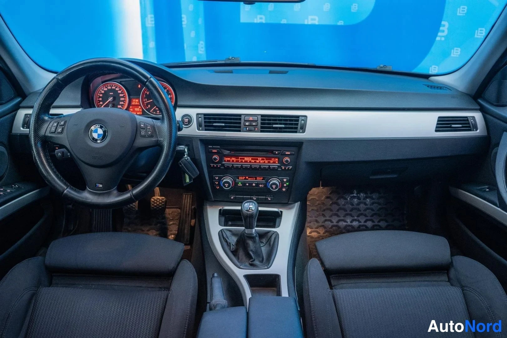 Grey BMW 325i xDrive 2009, cockpit, photo 7