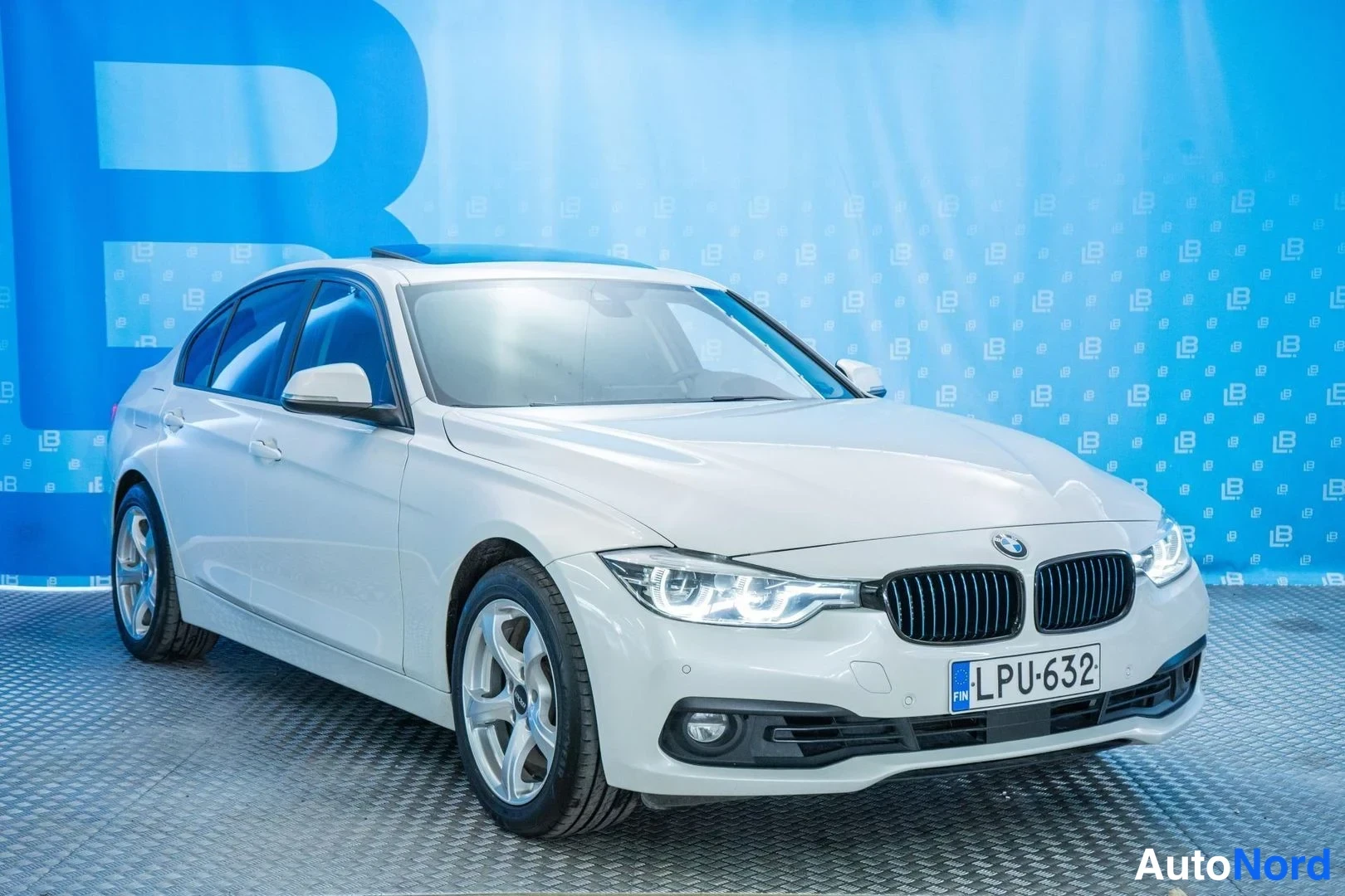 White BMW 330e 2017, front three-quarter, nose to the right, photo 3