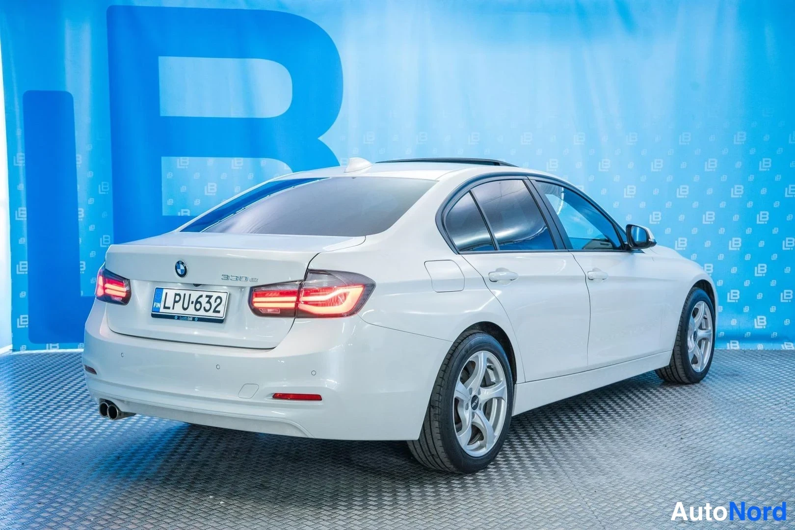 White BMW 330e 2017, rear three-quarter, photo 6