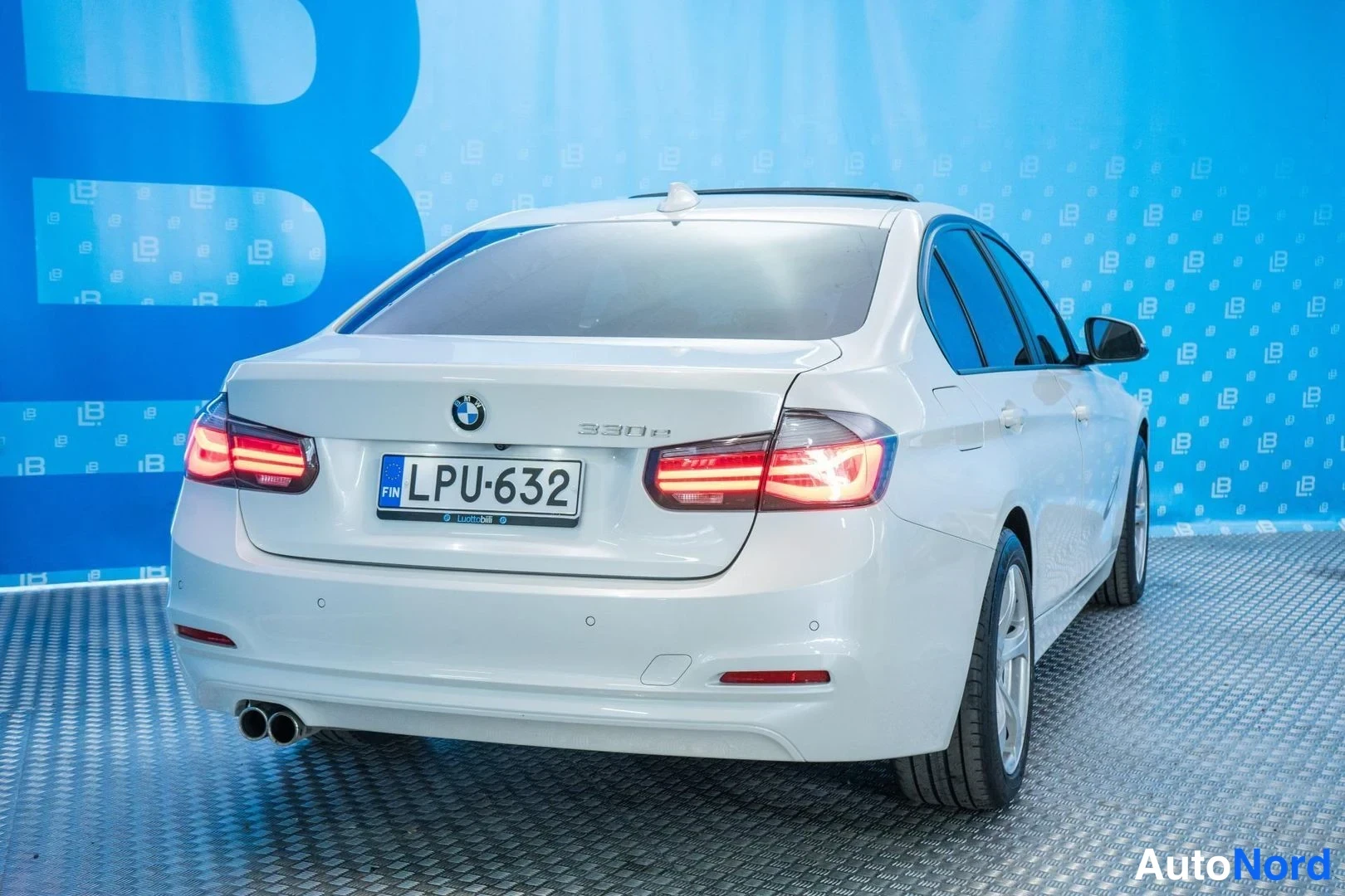 White BMW 330e 2017, rear three-quarter, photo 4