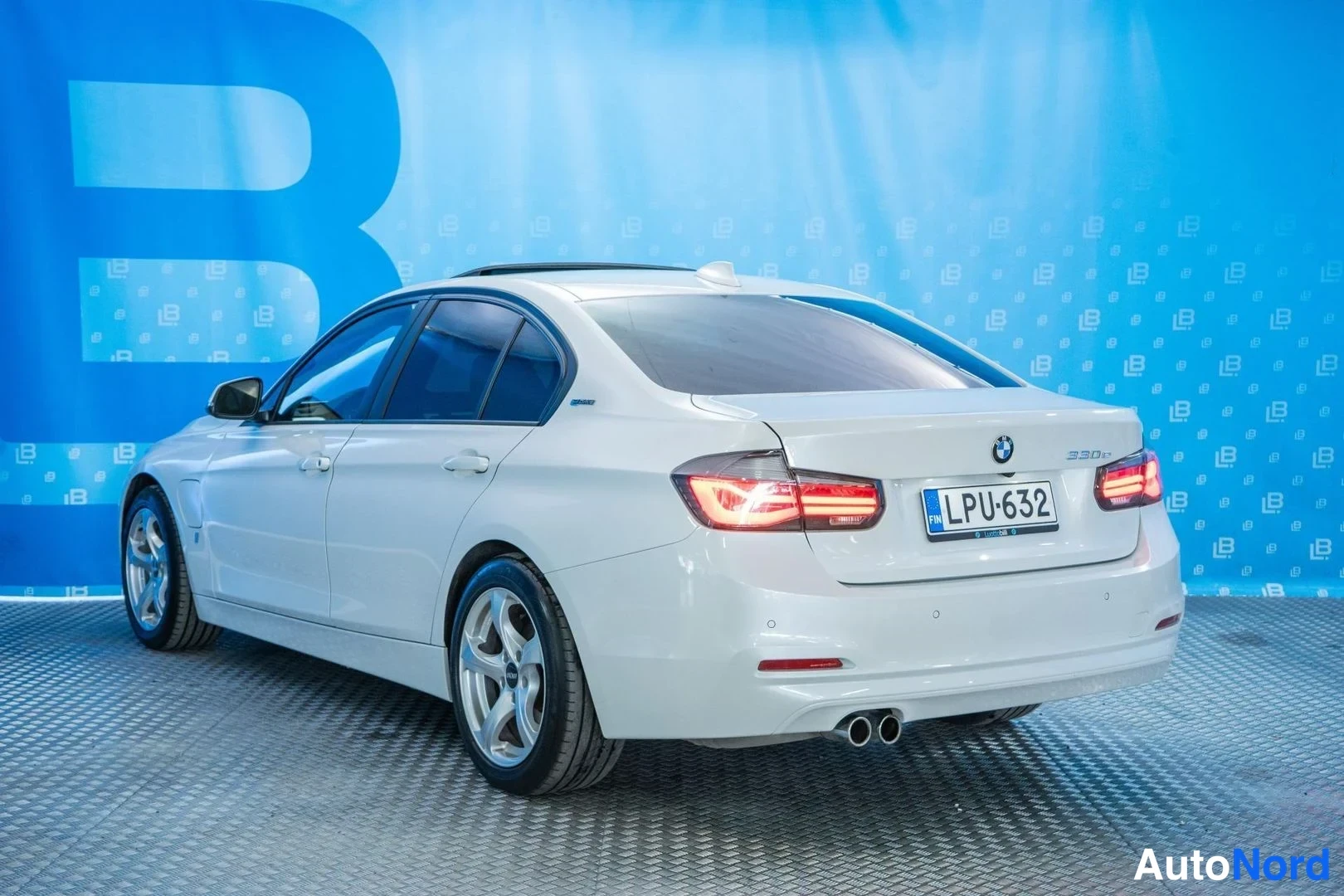 White BMW 330e 2017, rear three-quarter, photo 5