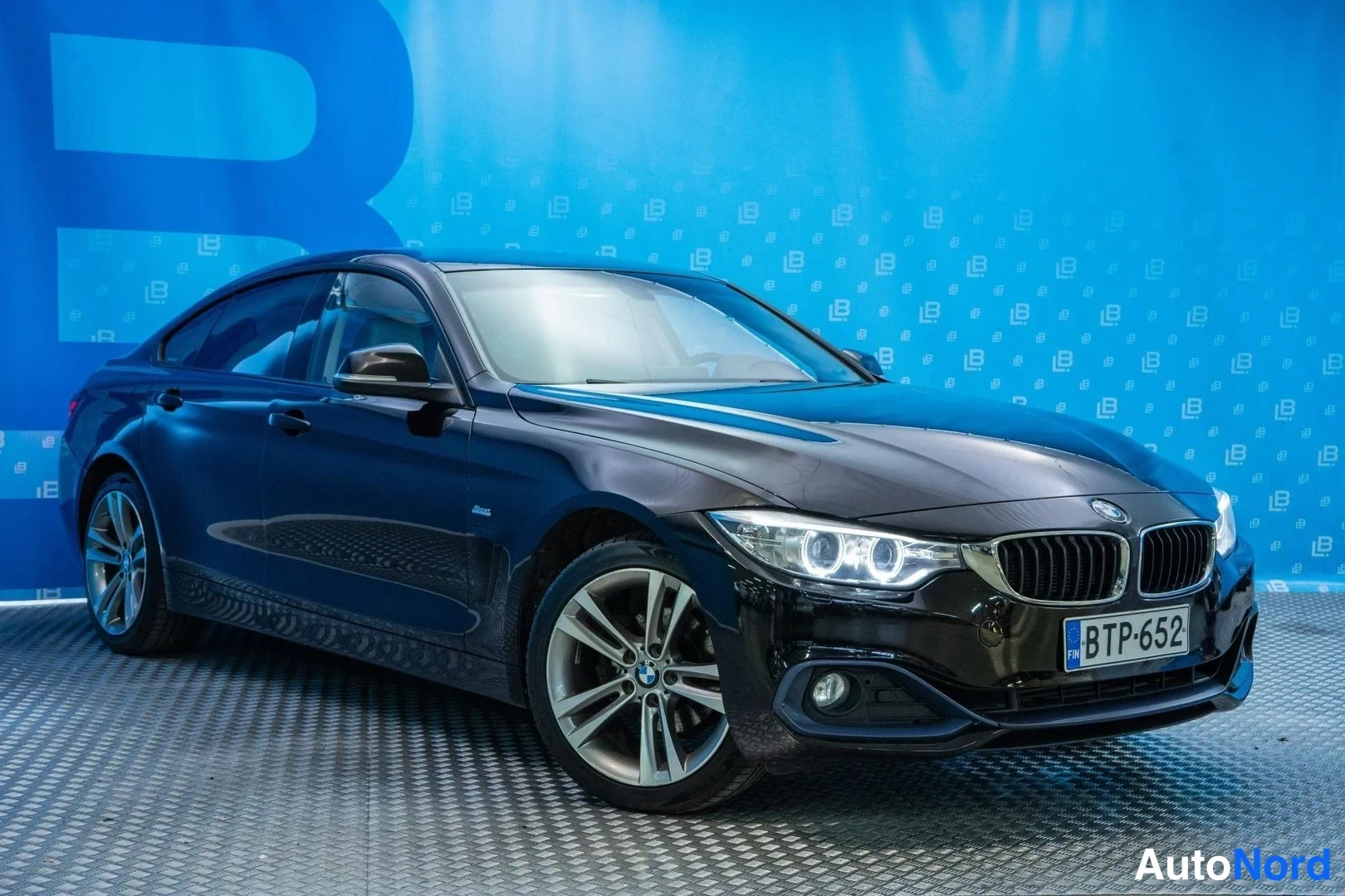 Black BMW 420i xDrive 2016, front three-quarter, nose to the right, photo 2