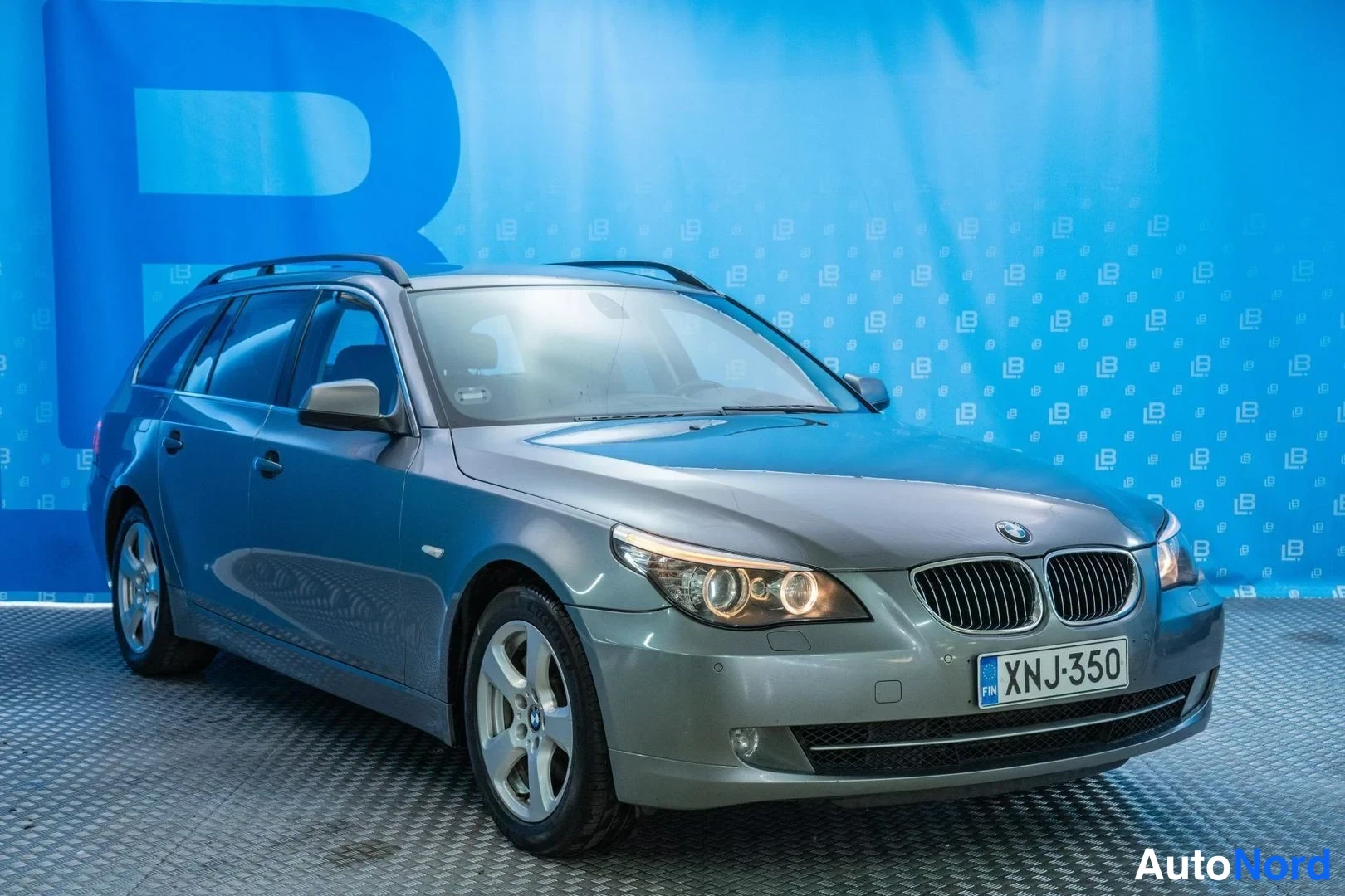 Grey BMW 525d xDrive 2010, front three-quarter, nose to the right, photo 3