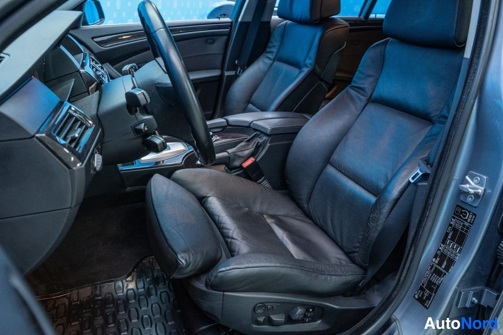 Grey BMW 525d xDrive 2010, front seats, photo 11