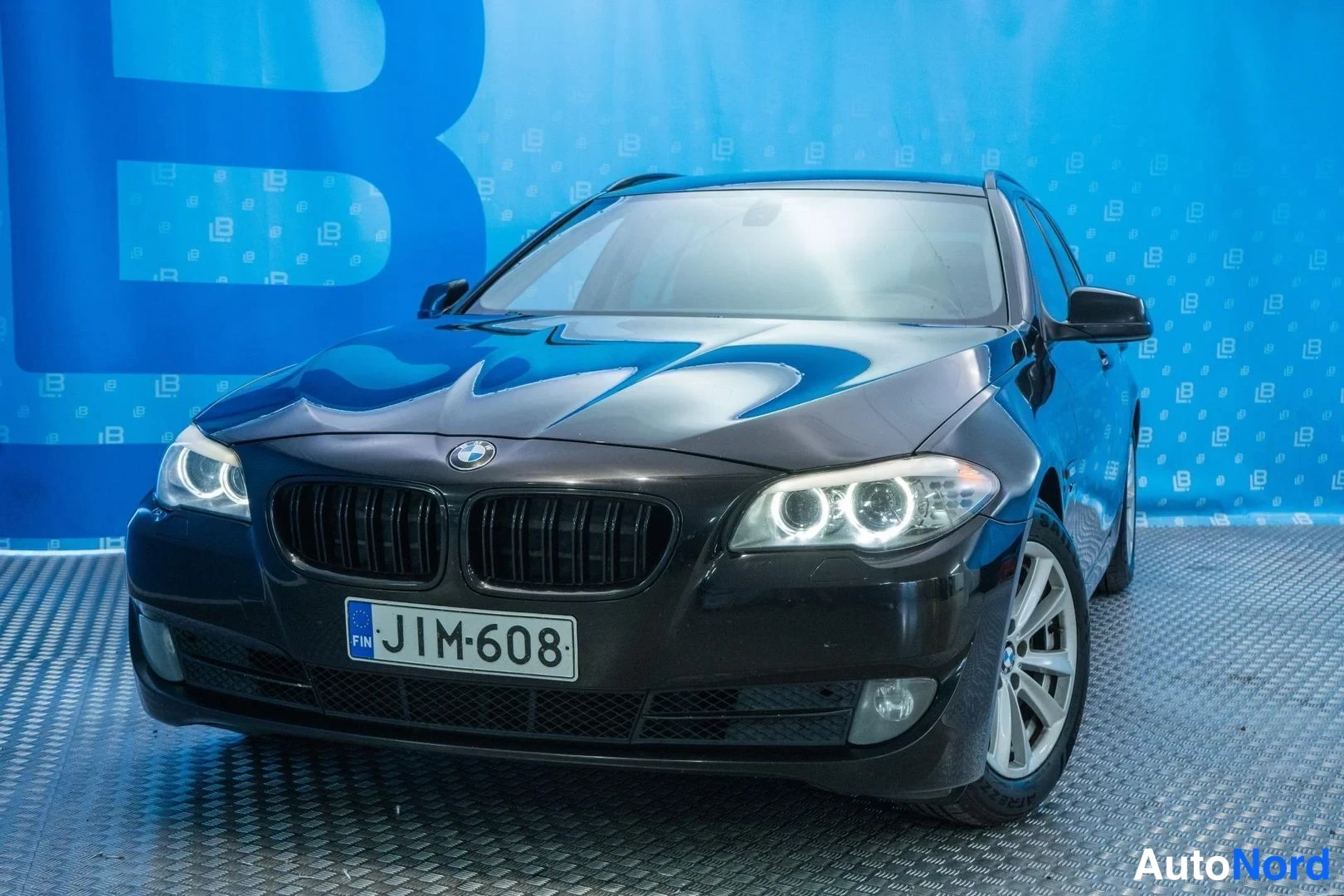 Black BMW 530d xDrive 2011, front, photo 3