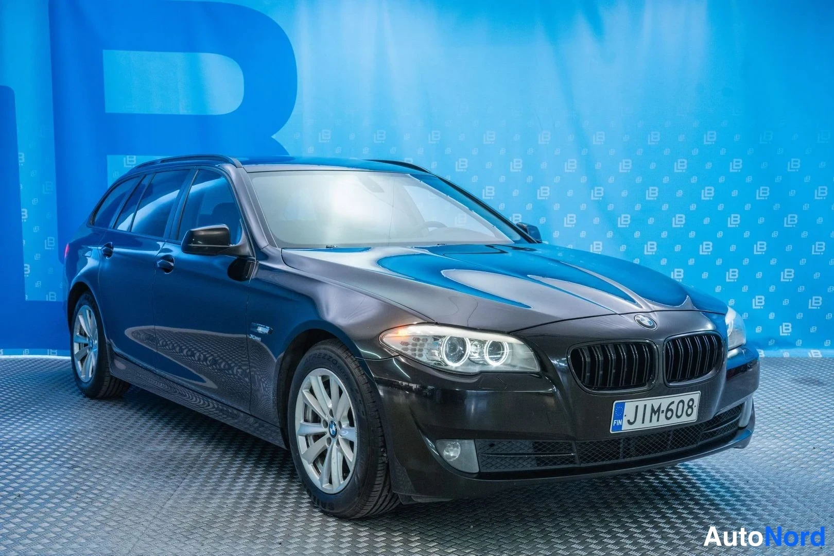 Black BMW 530d xDrive 2011, front three-quarter, nose to the right, photo 2