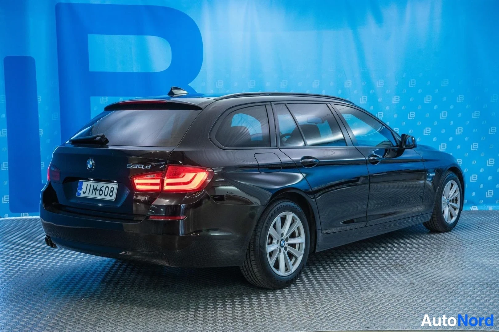 Black BMW 530d xDrive 2011, rear three-quarter, photo 4