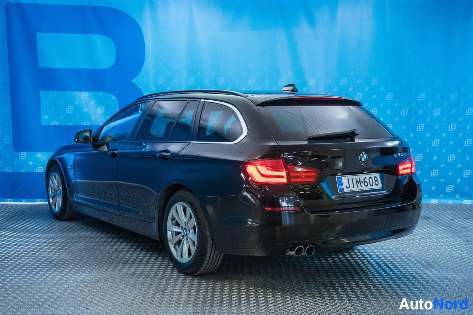 Black BMW 530d xDrive 2011, rear three-quarter, photo 6
