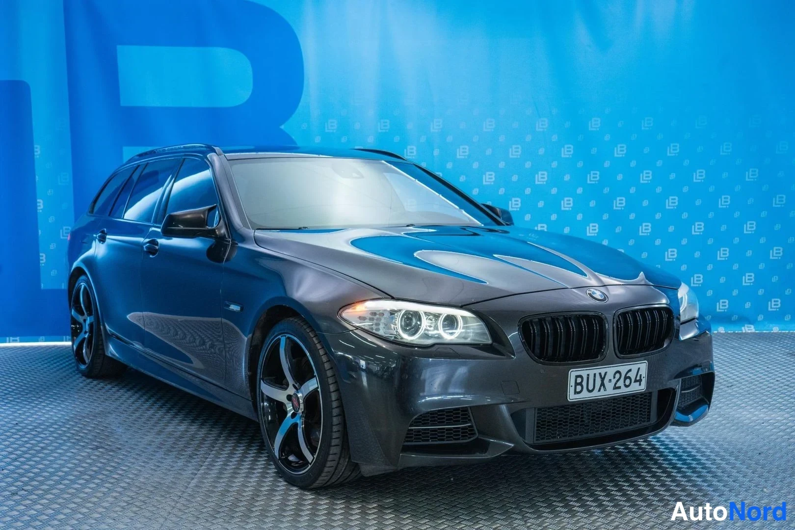 Grey BMW M550d xDrive 2012, front three-quarter, nose to the right, photo 3