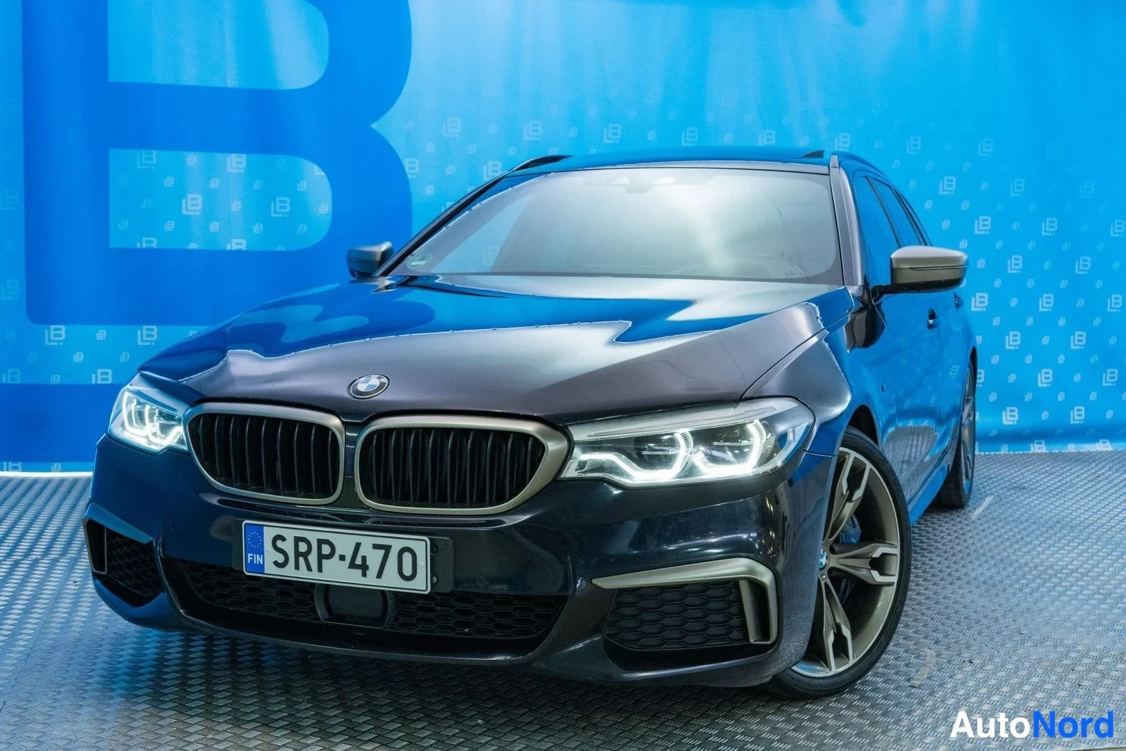 Black BMW M550d xDrive 2019, front three-quarter, nose to the left, photo 2